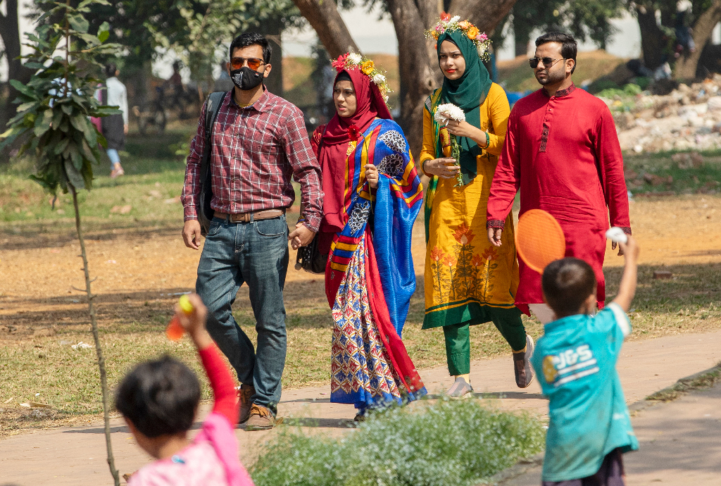 রং-বেরঙের কাপড়ে অনেকে বেড়াতে বের হয়েছেন নগরীতে। 