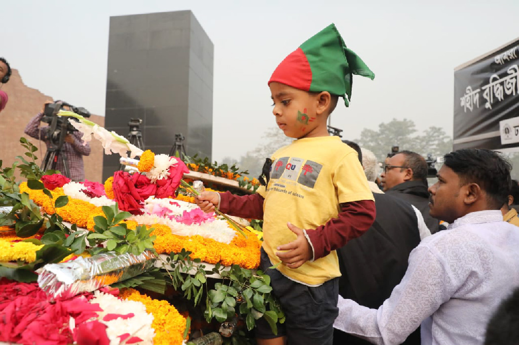 পালিত হচ্ছে শহীদ বুদ্ধিজীবী দিবস, দেখুন ছবিতে