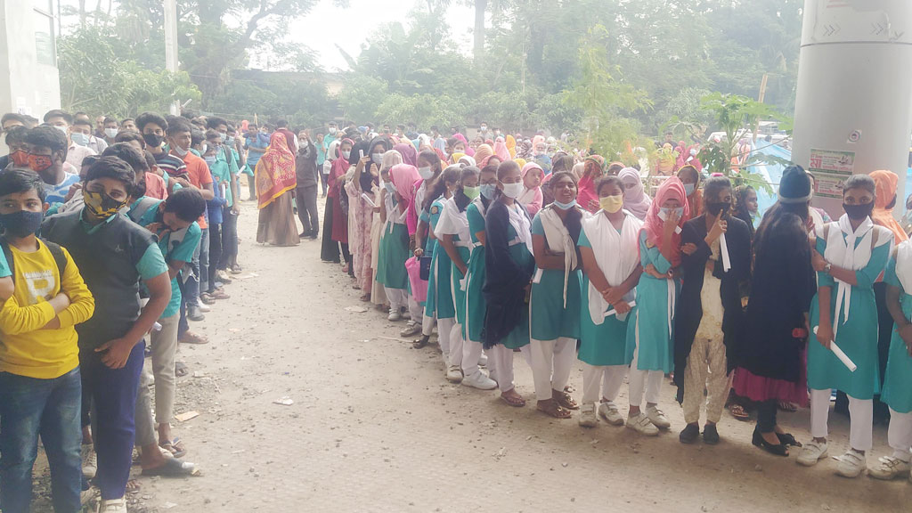মাধ্যমিকের শিক্ষার্থীদের টিকা দেওয়া শুরু