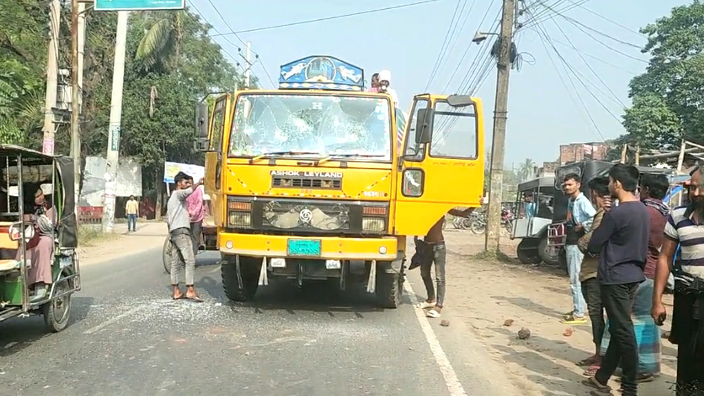 ঝিনাইদহে অবরোধ সমর্থনে পিকেটিং, গাড়ি ভাঙচুর