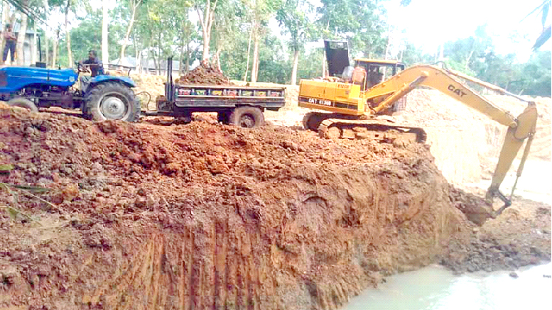 রাস্তা ঘেঁষে পুকুর কেটে ইটভাটায় মাটি বিক্রি