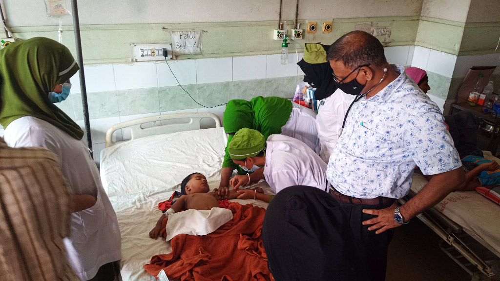 দিনাজপুরে সড়ক দুর্ঘটনায় মা-মেয়ে নিহত, বাবা-ছেলে হাসপাতালে 
