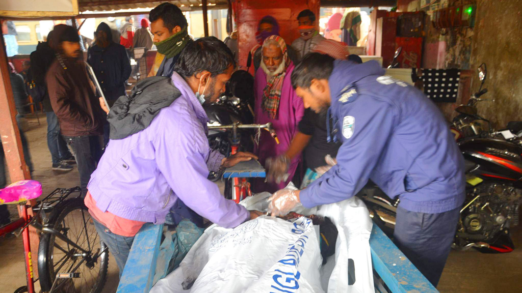 ‘কানে হেডফোন গুঁজে’ রেললাইনে বসে কাটা পড়লেন যুবক