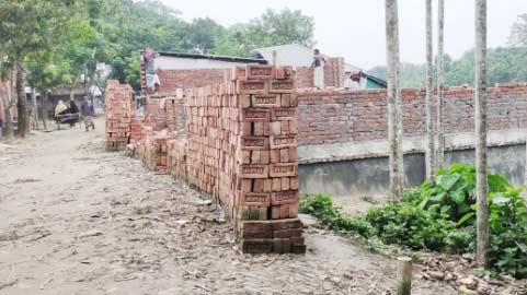 গুরুদাসপুরে নদী দখল করে পাকা বাড়ি নির্মাণের অভিযোগ