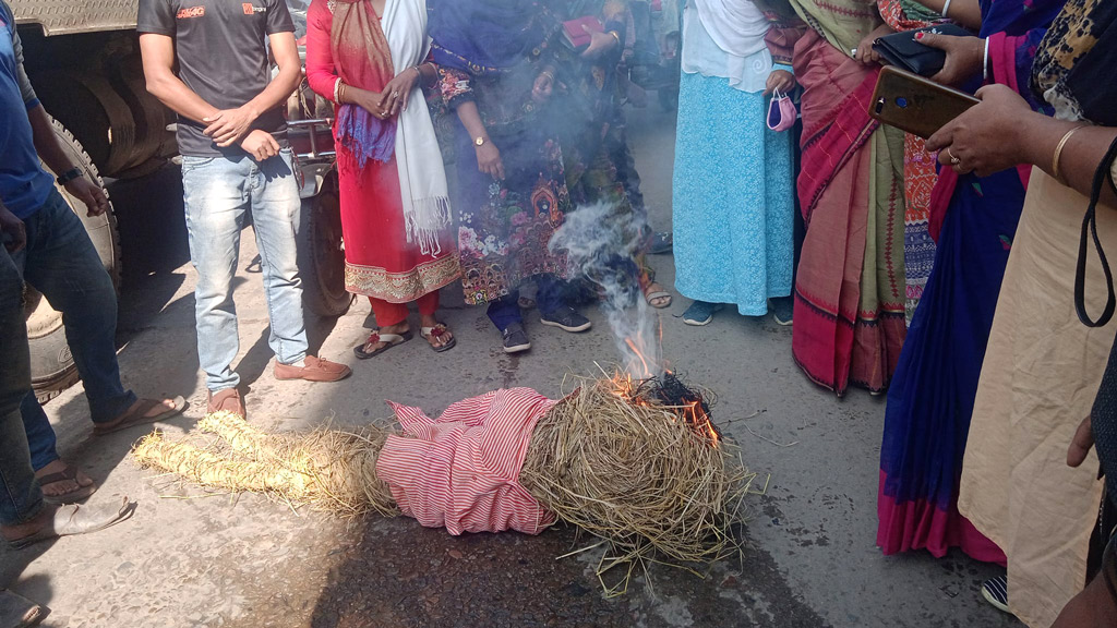 নেত্রকোনায় আলালের কুশপুত্তলিকা দাহ
