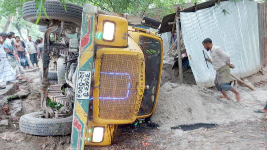 নাটোরে ট্রাক উল্টে বালু চাপা পড়ে শ্রমিক নিহত