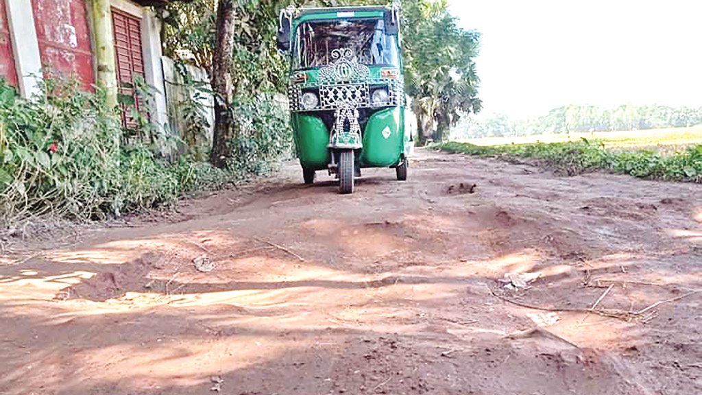 সড়কে কার্পেটিং উঠে এবড়োখেবড়ো