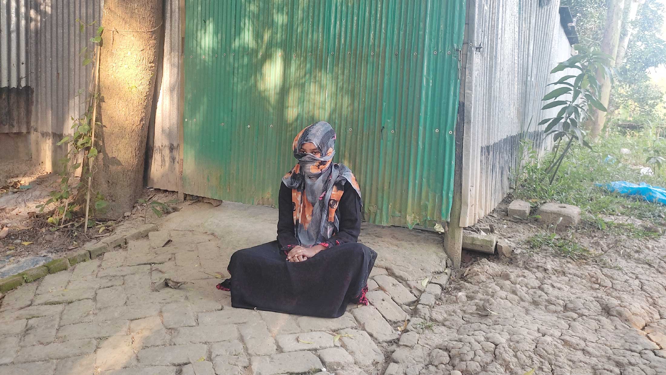 স্ত্রীর অধিকার ফিরে পেতে অবস্থান
