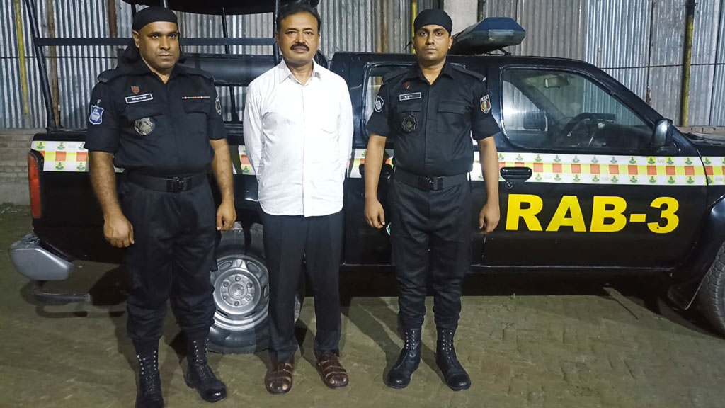 বিদেশ থেকে আনা হ্যান্ডকাফ বিক্রি করতে তিনি