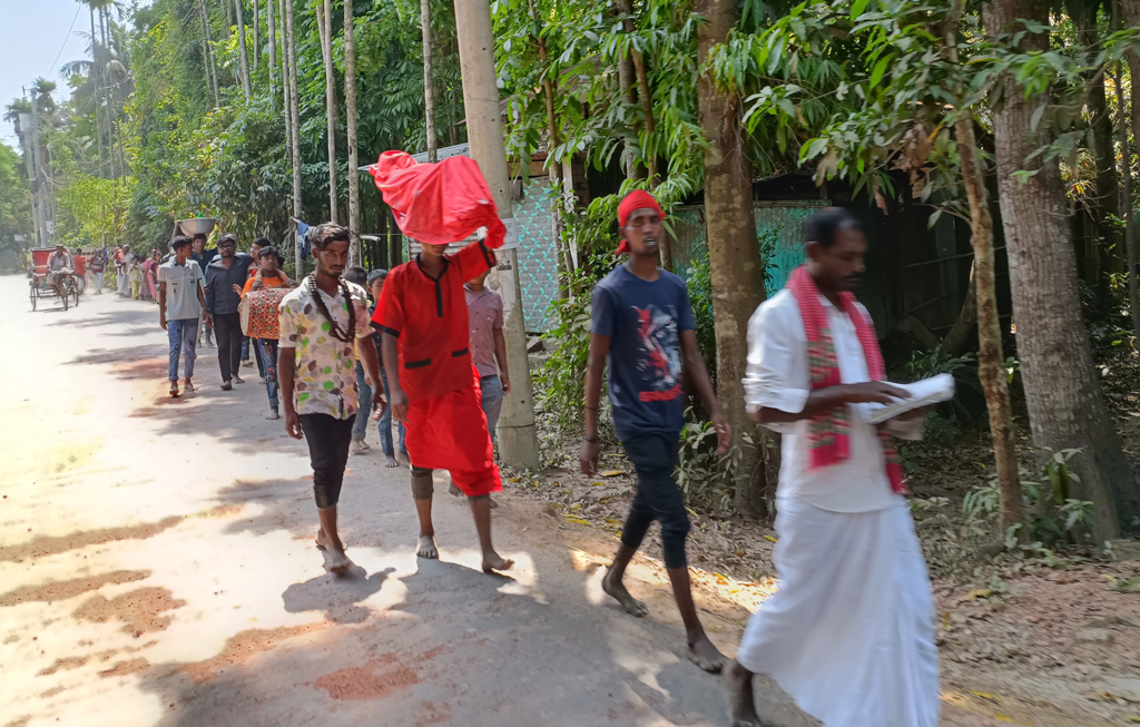 চৈত্র সংক্রান্তি বাঙালির ঐতিহ্যের একটি অংশ। হিন্দু সম্প্রদায়ের মধ্যে চৈত্রসংক্রান্তির বিভিন্ন আচার অনুষ্ঠান লক্ষ্য করা যায়। ঢেঁকিতে ছাতু বানিয়ে সেগুলো নদীতে অর্পণ করা এর মধ্যে একটি। শিশু-কিশোররা লাল কাপড় পরিধান করে বাড়ি বাড়ি গিয়ে চাল তোলে। বানিয়াজুরী, ঘিওর, মানিকগঞ্জ, ১৩ এপ্রিল, ২০২৩। ছবি: আব্দুর রাজ্জাক