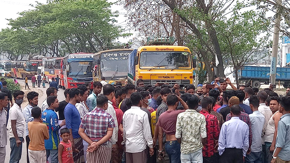 ব্যানারে বঙ্গবন্ধুর ছবি ব্যবহার না করায় ঢাকা-সিলেট মহাসড়ক অবরোধ