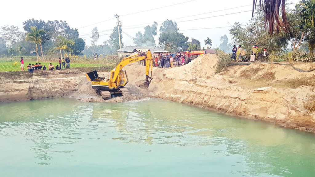 পুকুর খননের নামে বালু উত্তোলন, ঝুঁকিতে সড়ক