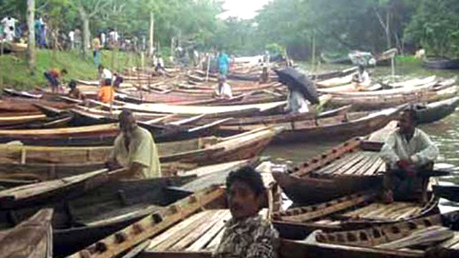 বর্ষায় বেড়েছে নৌকার কদর