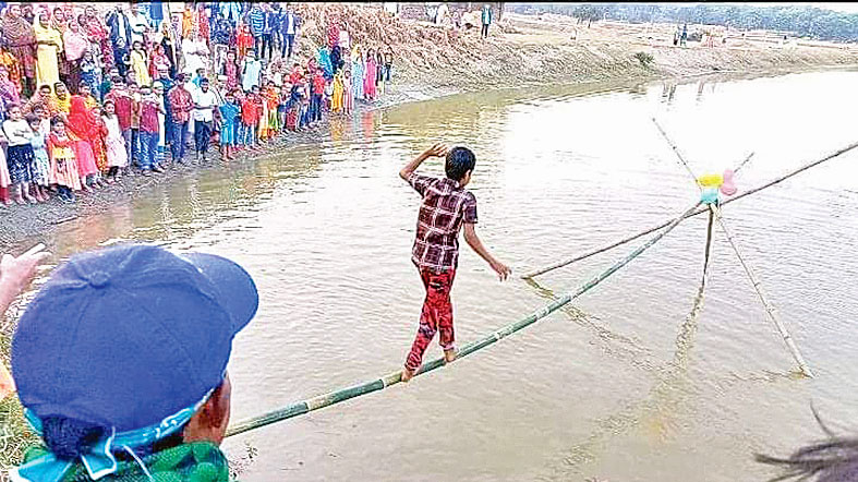 বিজয় দিবসে গ্রামীণ খেলা