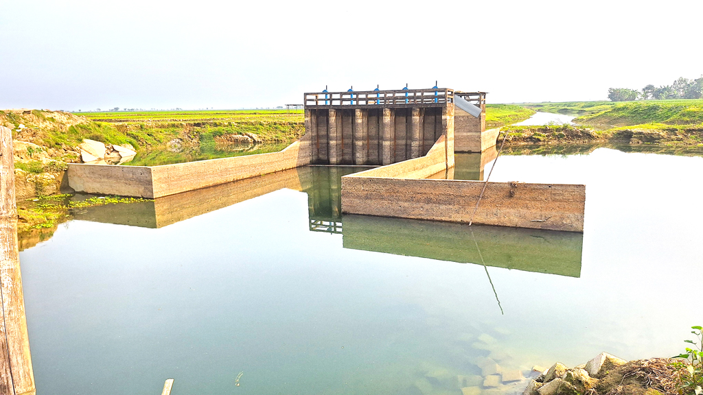 সংস্কার হয়নি সড়ক, ফসল ডোবার শঙ্কা