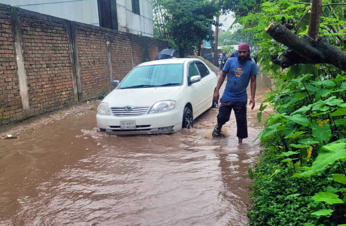 নওগাঁয় টানা বৃষ্টিতে সড়কে জলাবদ্ধতা, দুর্ভোগে দিনমজুরেরা