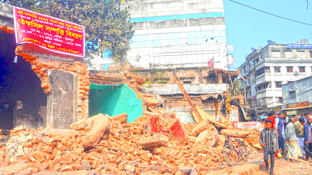 ভাঙা কার্যালয়ের জমির মালিকানা দাবি ব্যক্তির