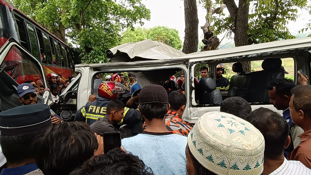 গোপালগঞ্জে বাস-মাইক্রোবাসের সংঘর্ষ, চার নারীসহ নিহত ৫ 