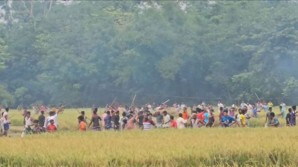 কলার ছড়ি চুরির ঘটনায় দুই গ্রামবাসীর মধ্যে সংঘর্ষ, আহত ১৫ 