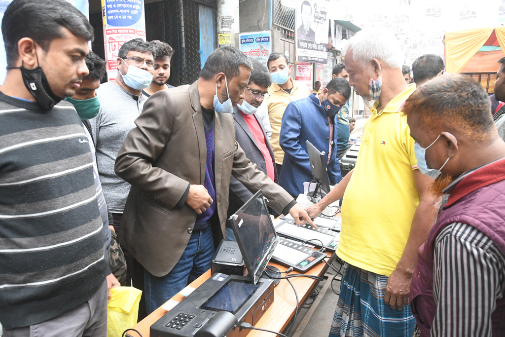 ইভিএমে প্রতীকী ভোট দিচ্ছেন একজন।