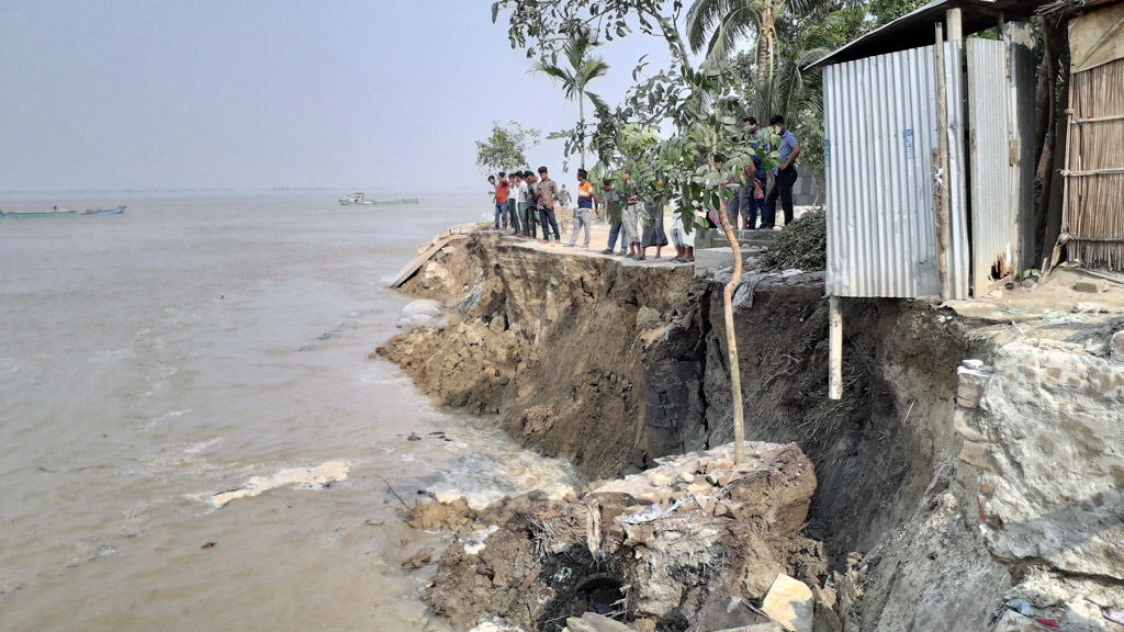 পদ্মায় ফের ভাঙন শুরু