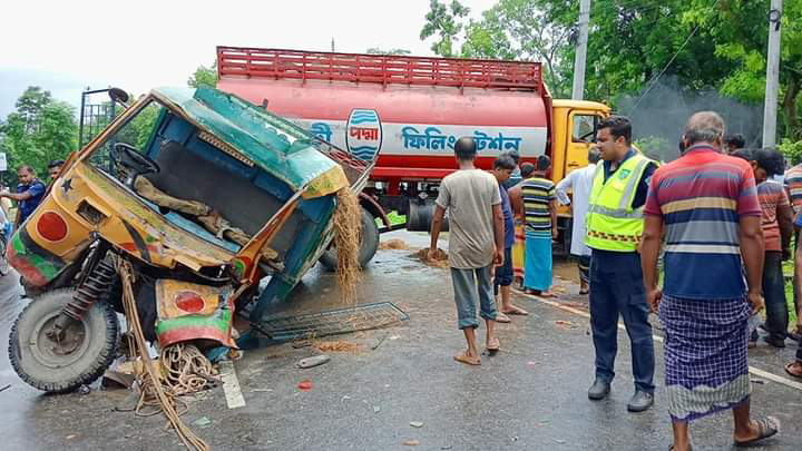 তেলবাহী লরি ও ট্রলির সংঘর্ষে গুরুতর আহত ৪