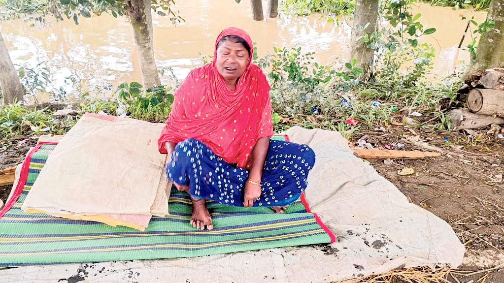 ‘মায়ার টানে সড়কে থাকি’