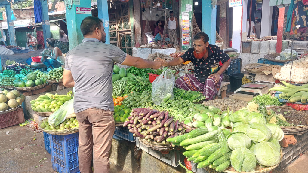 হাত ঘুরে মূল্যবৃদ্ধি তিন গুণ লাভের গুড় মধ্যস্বত্বভোগীর