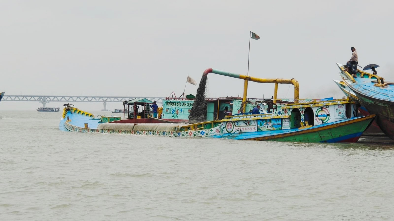 অনুমতি ১০টির, পদ্মা থেকে বালু উত্তোলন চলছে ৪০ ড্রেজারে