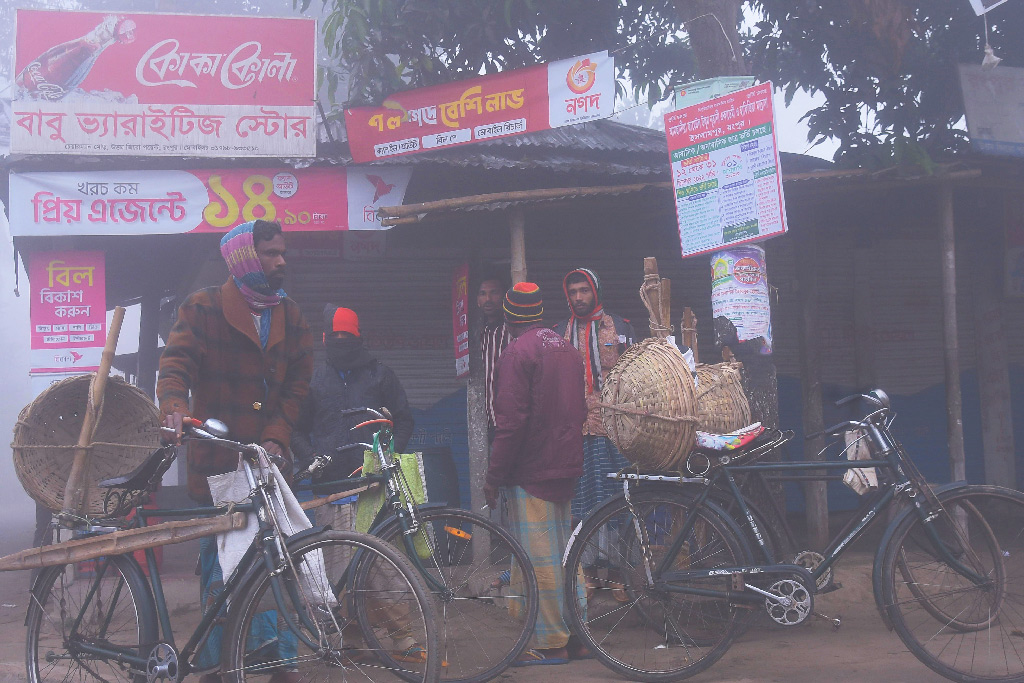 কনকনে শীতকে উপেক্ষা করে কাজের সন্ধানে বেড়িয়েছেন খেটে খাওয়া মানুষেরা। মুচির মোড়, রংপুর, ২৩ ডিসেম্বর ২০২২। ছবি: আব্দুর রহিম পায়েল