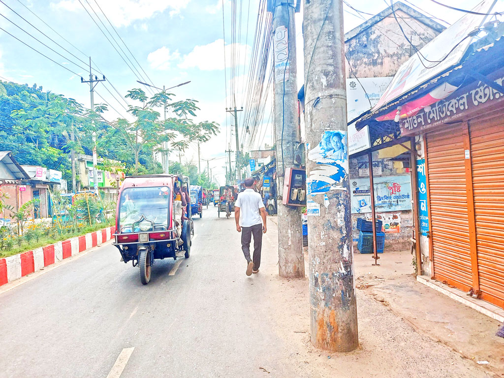 সড়কে ৯৩ খুঁটি, ঝুঁকিতে চলাচল