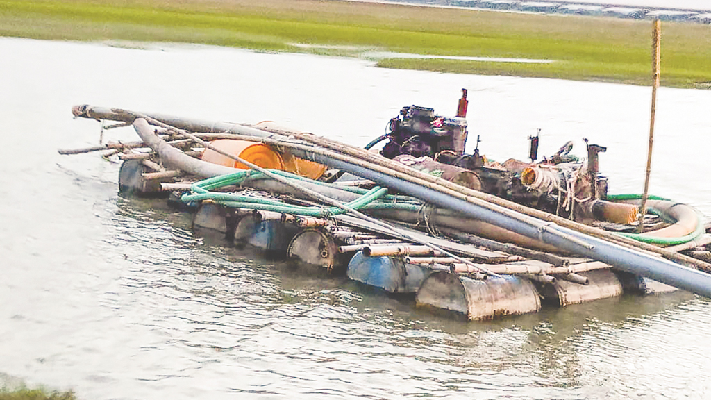 অবৈধ বালু উত্তোলনে ঝুঁকিতে নবনির্মিত সেতু
