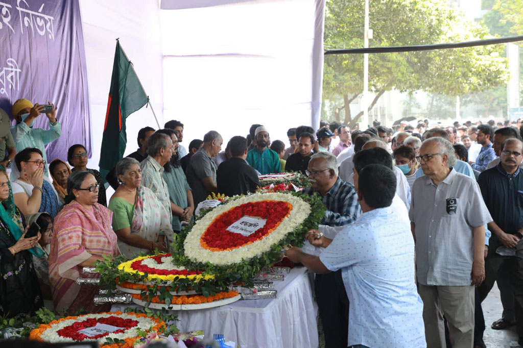 জাতীয় বিশ্ববিদ্যালয়ের পক্ষে শ্রদ্ধা নিবেদন করেন বিশ্ববিদ্যালয়ের উপাচার্য।
