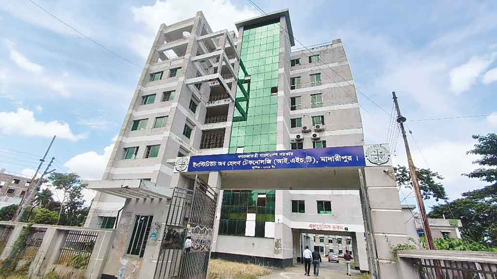 বিদ্যুৎহীন আইএইচটি চলছে ভাড়ার শিক্ষকে