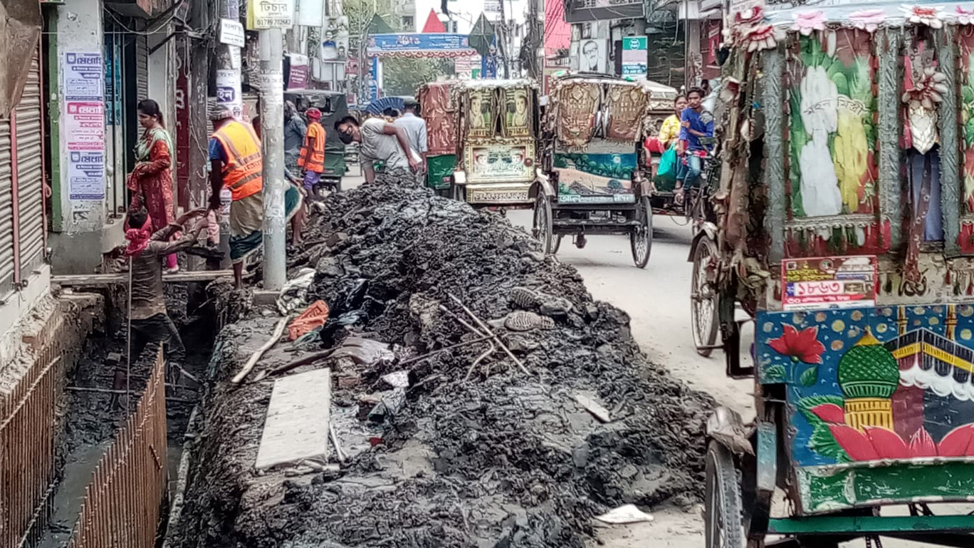 কাজে ধীরগতি, মানুষের দুর্গতি