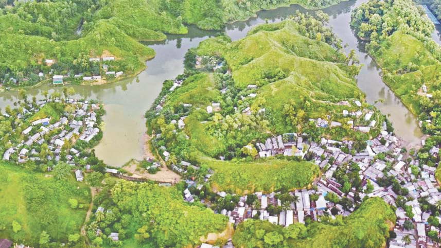 সবুজের বুকে যেন ধূসর বস্তি