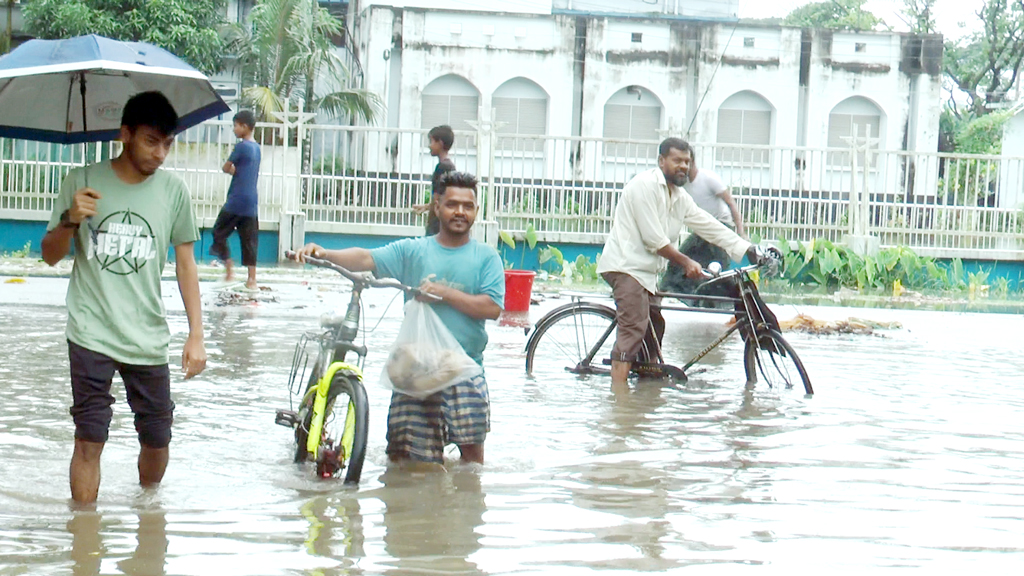 নোয়াখালীতে ২৭৭ মিলিমিটার বৃষ্টি, জলজটে ভোগান্তি