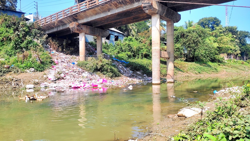 দখলে-দূষণে মৃতপ্রায় চন্দনা