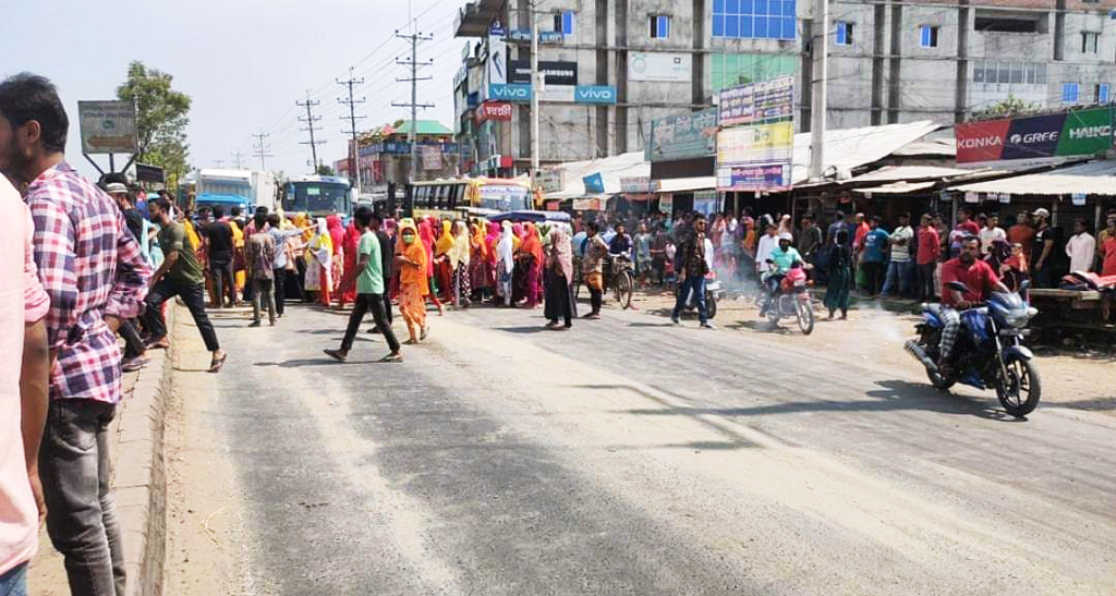 বকেয়া বেতনের দাবিতে মহাসড়ক অবরোধ, যানজটে ভোগান্তি