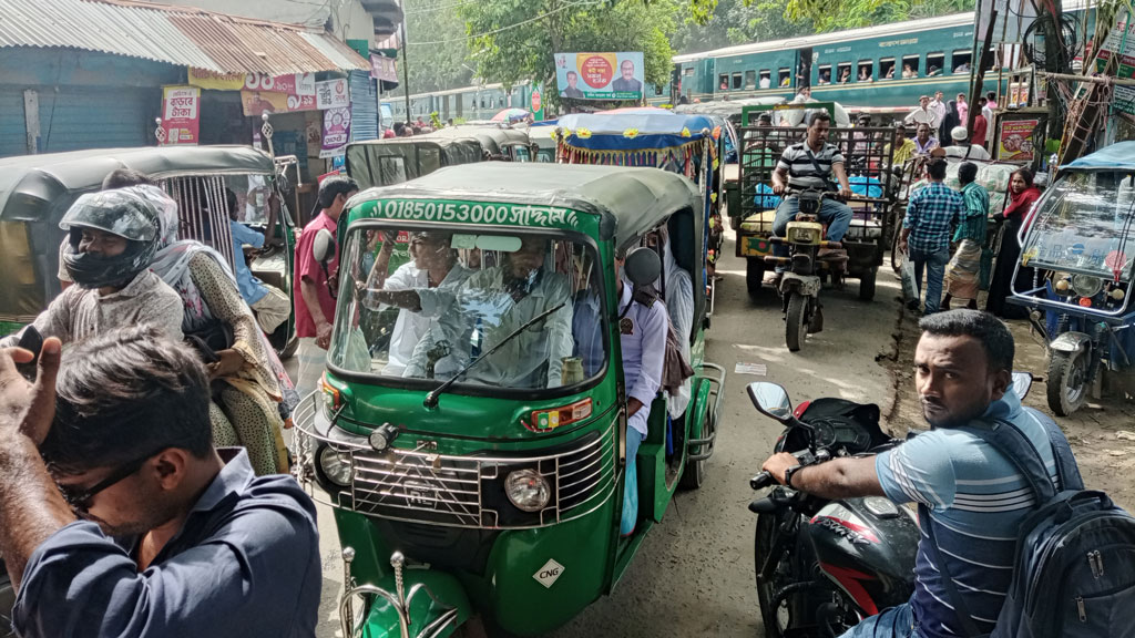 রেলক্রসিংয়ে জট, ভোগান্তি