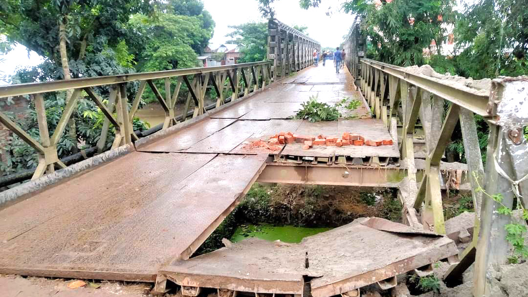 সেতুর পাটাতন ভেঙে চলাচল বিচ্ছিন্ন