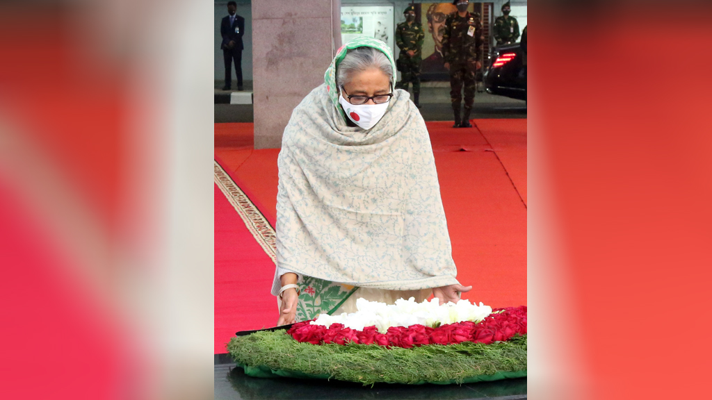 স্বদেশ প্রত্যাবর্তন দিবসে বঙ্গবন্ধুর প্রতিকৃতিতে প্রধানমন্ত্রীর শ্রদ্ধা