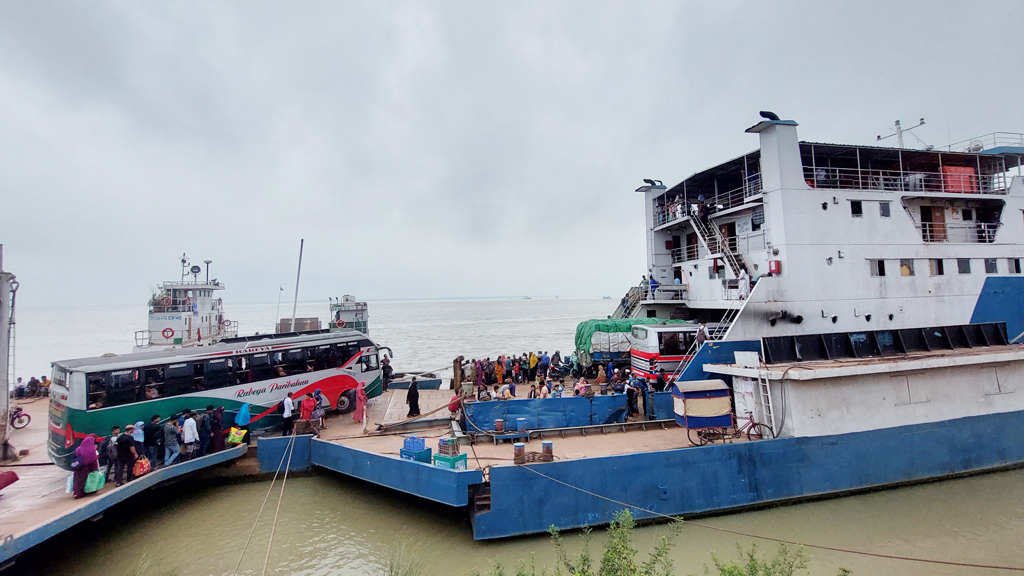 পাটুরিয়া ও আরিচা ঘাটে নেই যানবাহনের চাপ