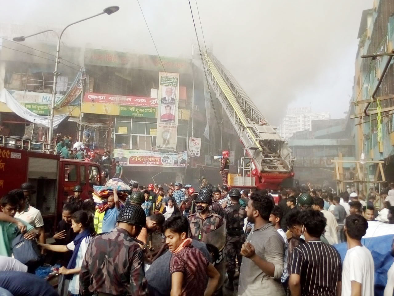 নিউ সুপার মার্কেটের সামনে উৎসুক জনতার ভিড়। ছবি: আজকের পত্রিকা