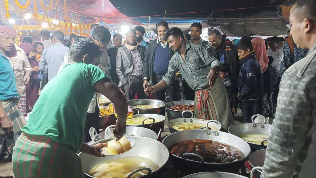 মধুমেলায় নজর কেড়েছে ১৫০০ টাকার বালিশ মিষ্টি