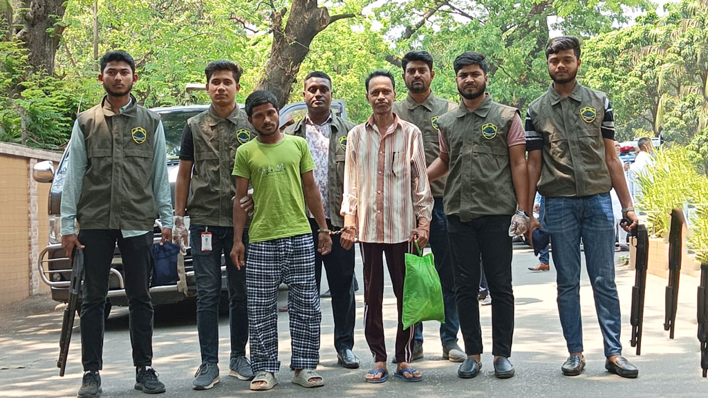 বিদেশি চক্রের কাছে বিশেষ অ্যাপে পর্নোগ্রাফি পাঠাতেন শিশুসাহিত্যিক টিপু কিবরিয়া