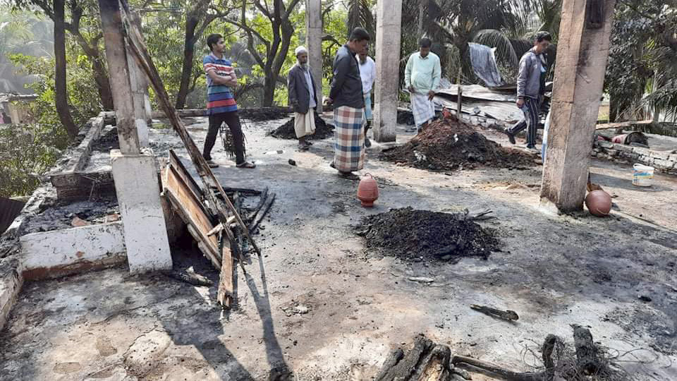 সহস্রাধিক মুরগির বাচ্চা পুড়ল আগুনে