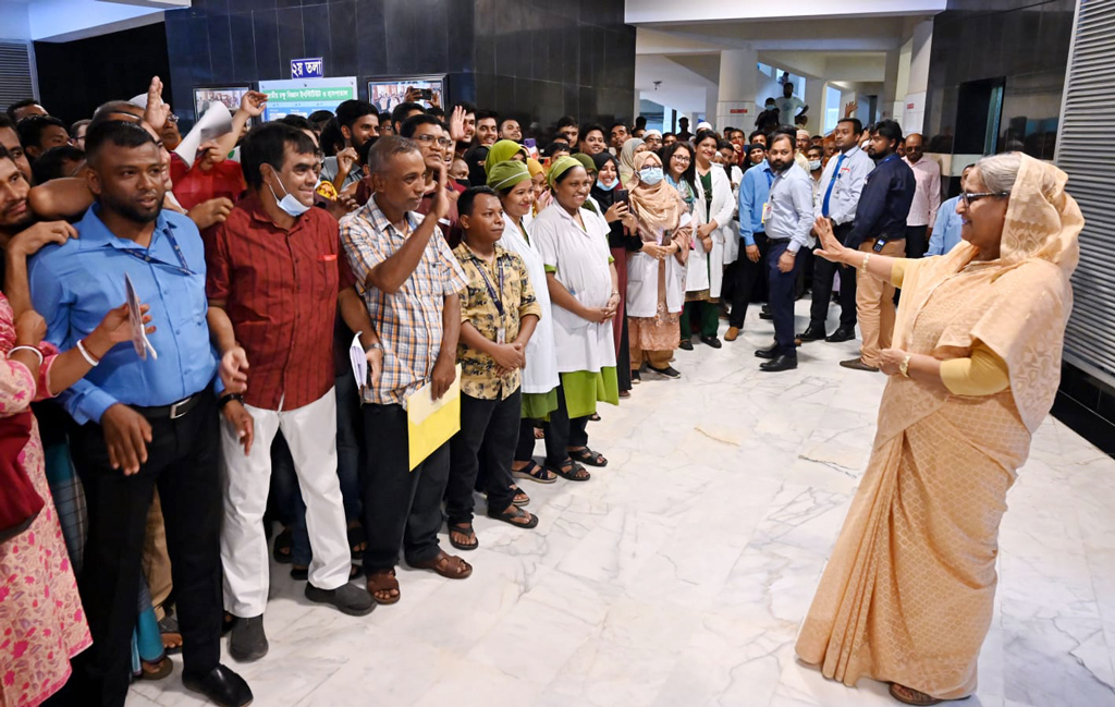 হাসপাতালে সবার সঙ্গে কুশল বিনিময় করেন প্রধানমন্ত্রী শেখ হাসিনা।