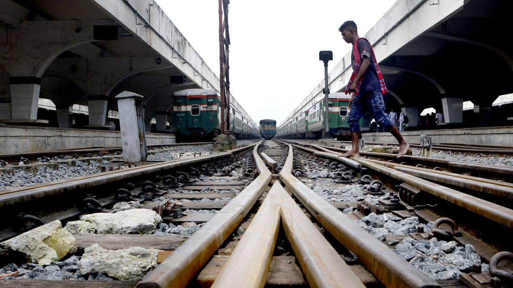 ট্রেনে কাটা পড়ে পথশিশুর দুই হাত বিচ্ছিন্ন