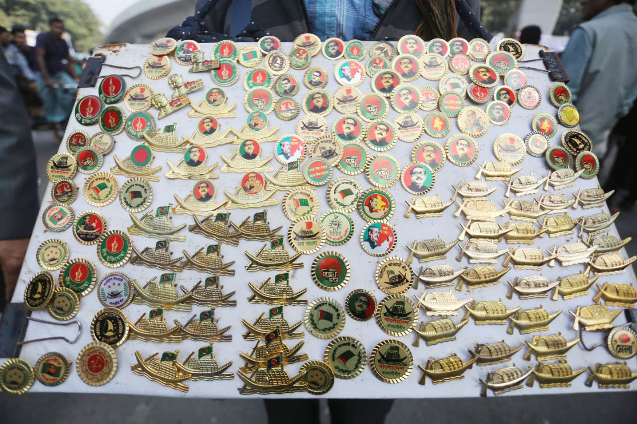 সম্মেলন উপলক্ষে নেতা-কর্মীদের জন্য সাজিয়ে রাখা হয়েছে নানা ধরনের ব্যাজ। ছবি: হাসান রাজা